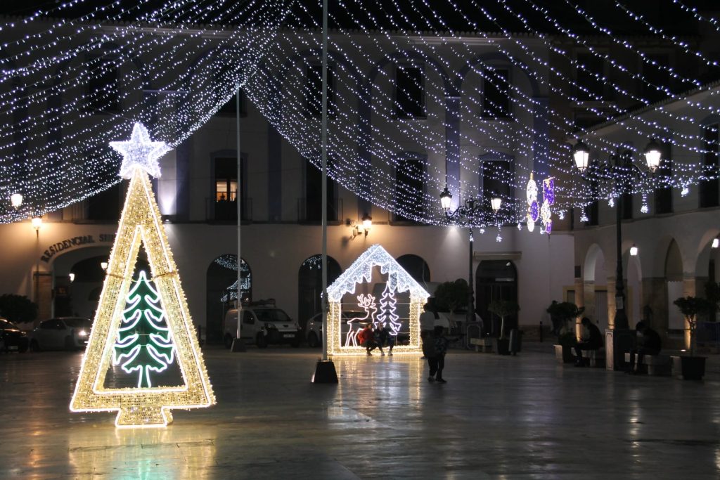 Belen y árbol de Navidad luminosos montados por Ilproal Almería